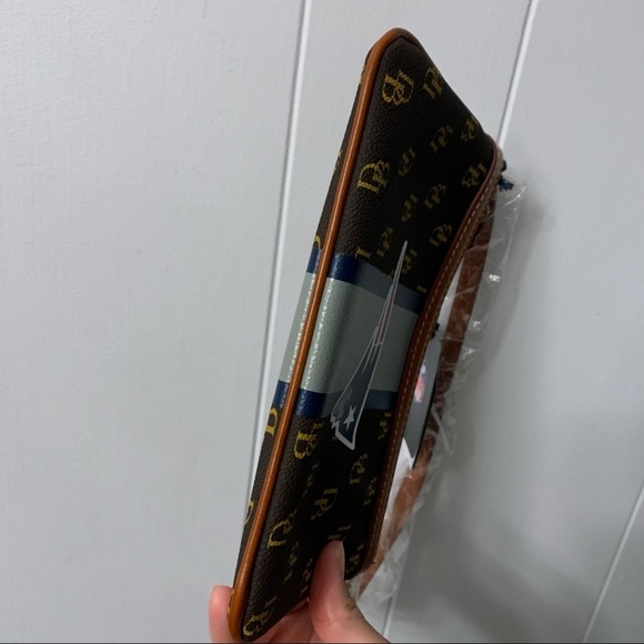 NEW Dooney & Bourke New England Patriots NFL Wrist Pouch DB Brady Logo Rare $108 - Picture 6 of 10